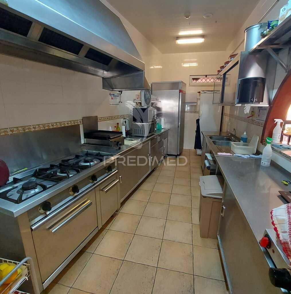 Espaço comercial de dois pisos na vila de alpiarça,santarém.