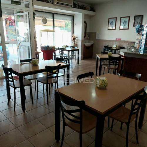 Espaço comercial de dois pisos na vila de alpiarça,santarém.