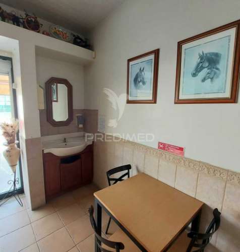 Espaço comercial de dois pisos na vila de alpiarça,santarém.