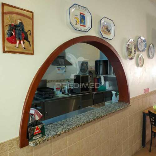 Espaço comercial de dois pisos na vila de alpiarça,santarém.