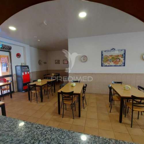 Espaço comercial de dois pisos na vila de alpiarça,santarém.