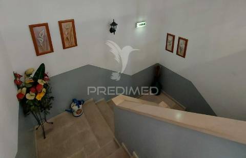 Espaço comercial de dois pisos na vila de alpiarça,santarém.