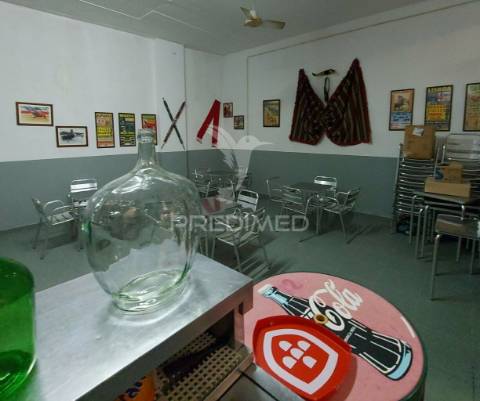 Espaço comercial de dois pisos na vila de alpiarça,santarém.