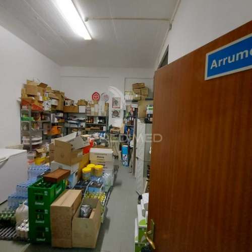 Espaço comercial de dois pisos na vila de alpiarça,santarém.