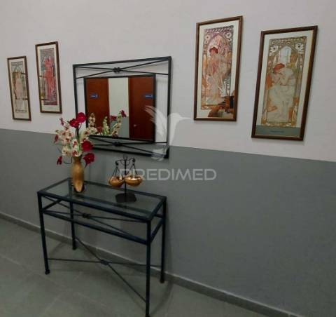 Espaço comercial de dois pisos na vila de alpiarça,santarém.