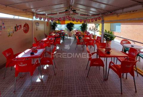 Espaço comercial de dois pisos na vila de alpiarça,santarém.