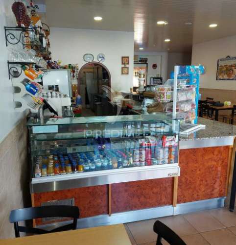 Espaço comercial de dois pisos na vila de alpiarça,santarém.