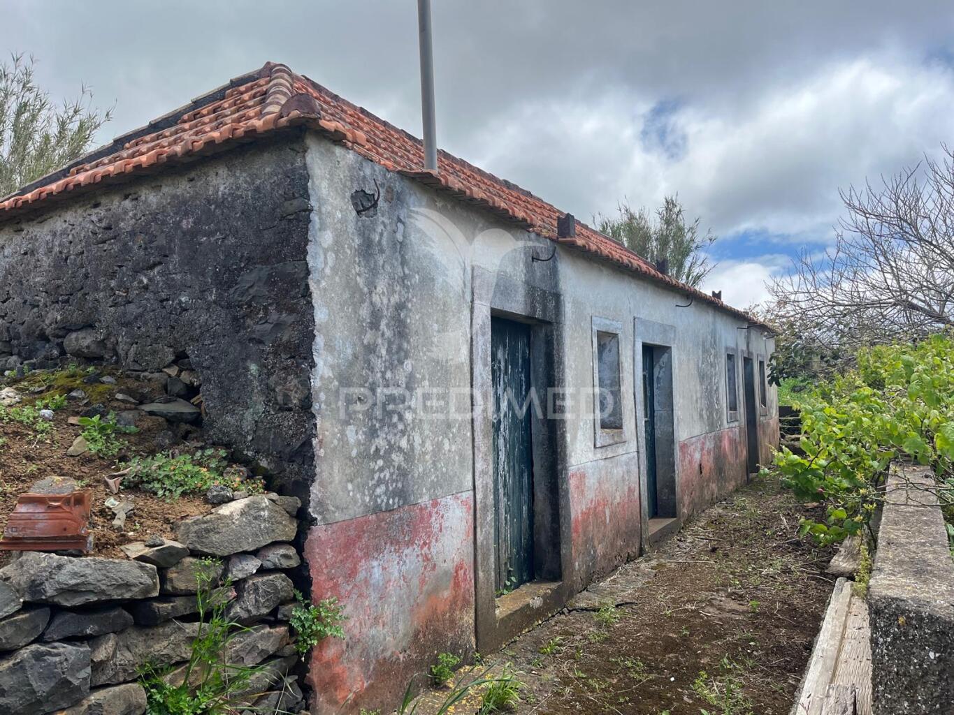 Moradia térrea para recuperar t2  com 276m2 de terreno na ponta do pargo