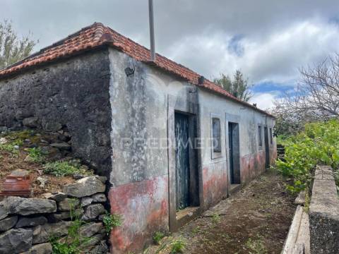 Moradia térrea para recuperar t2  com 276m2 de terreno na ponta do pargo