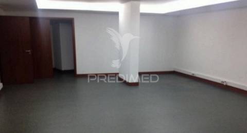 Escritório premium em gaia – 585 m², 8 estacionamentos + 2 arrumos