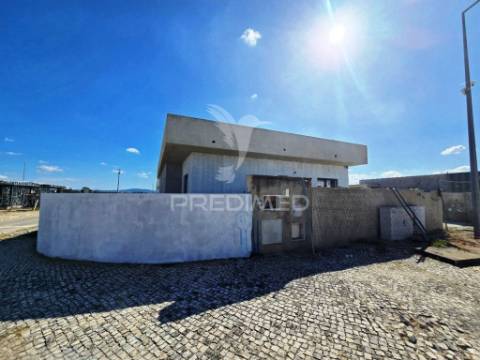 Moradia isolada t4, c/garagem, na qta. belavista, qta. anjo