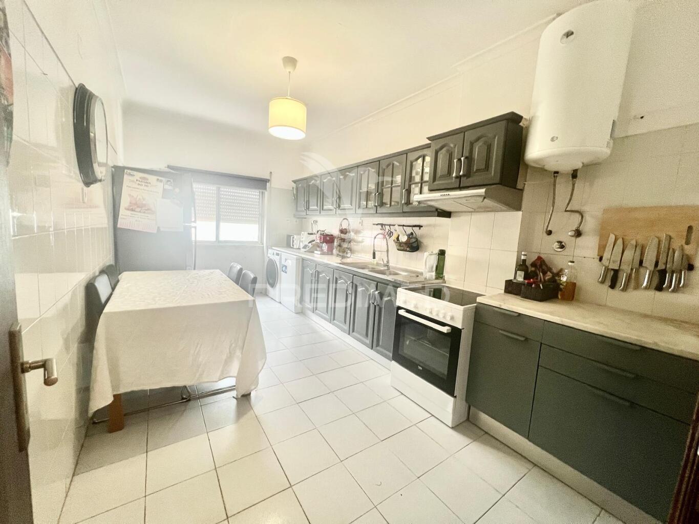 Apartamento t2 com arrecadação - centro  alhos vedros