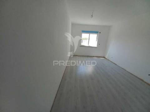 Apartamento t2 em remodelação – setúbal, são sebastião