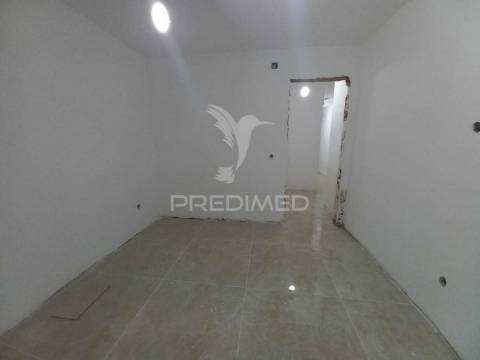 Apartamento t1 com terraço em remodelação – baixa da banheira