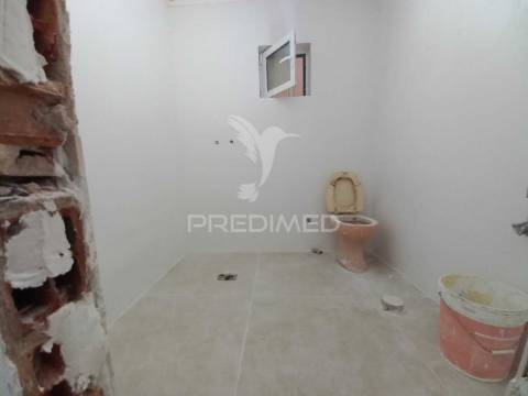 Apartamento t1 com terraço em remodelação – baixa da banheira