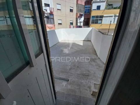 Apartamento t1 com terraço em remodelação – baixa da banheira