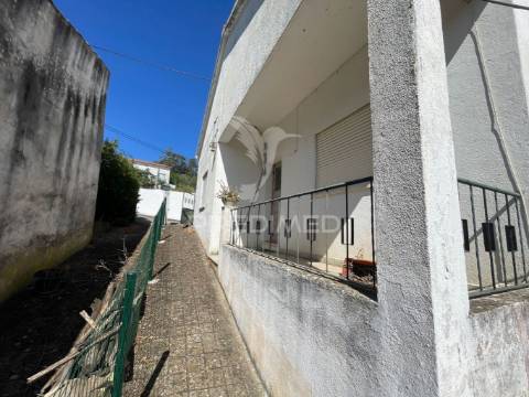 Vivenda t2 com sótão e terreno