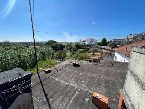 Vivenda t2 com sótão e terreno