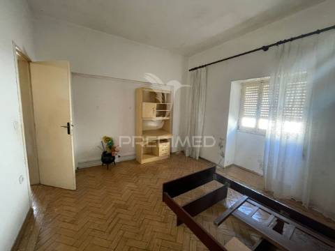 Vivenda t2 com sótão e terreno