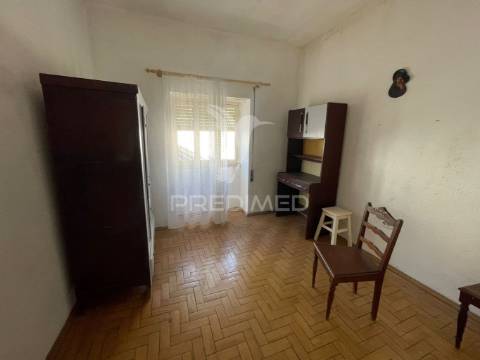 Vivenda t2 com sótão e terreno