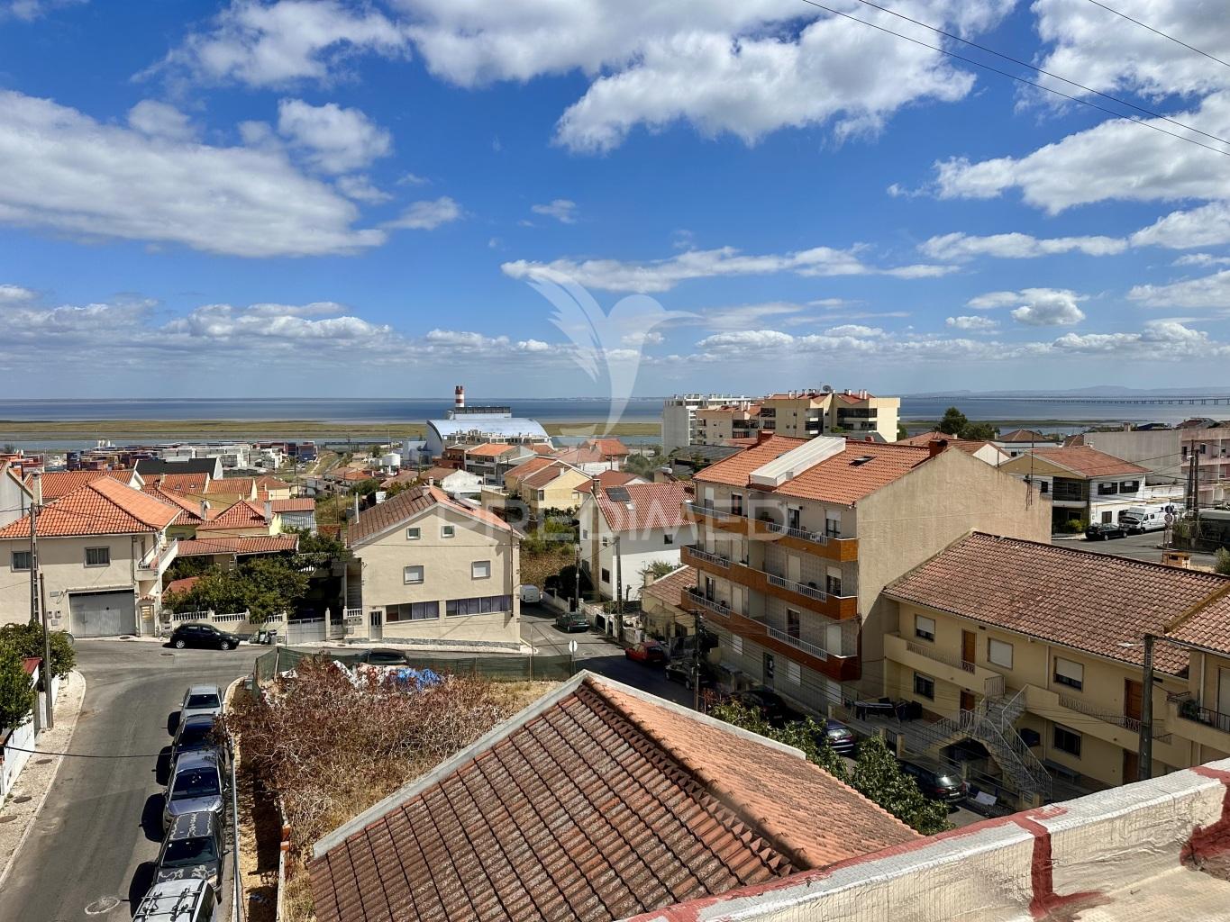 2 prédios em santa iria da azoia