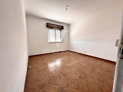 2 prédios em santa iria da azoia