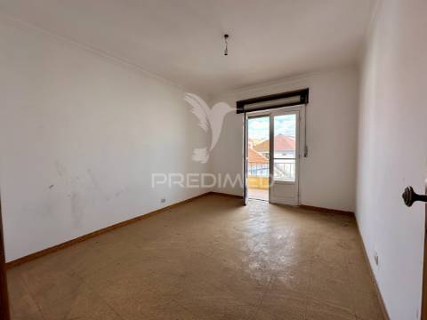 2 prédios em santa iria da azoia