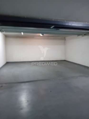 Box com portão automático e saída direta para o exterior