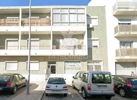 Loja r/c centro de corroios com montra e logradouro a tardoz