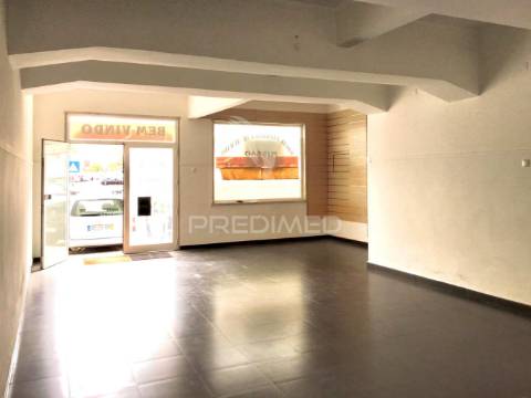 Loja r/c centro de corroios com montra e logradouro a tardoz