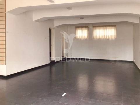 Loja r/c centro de corroios com montra e logradouro a tardoz