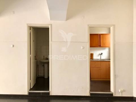 Loja r/c centro de corroios com montra e logradouro a tardoz