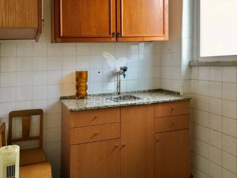 Loja r/c centro de corroios com montra e logradouro a tardoz