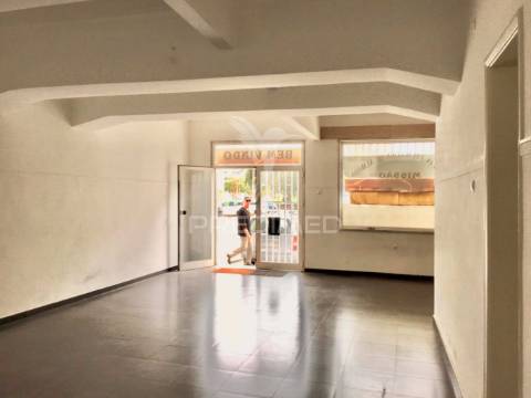 Loja r/c centro de corroios com montra e logradouro a tardoz