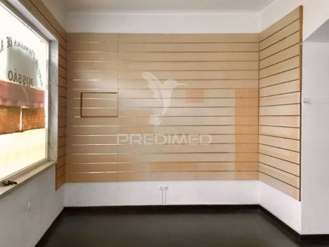 Loja r/c centro de corroios com montra e logradouro a tardoz