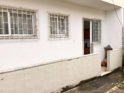 Loja r/c centro de corroios com montra e logradouro a tardoz