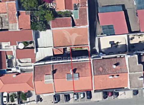 Loja r/c centro de corroios com montra e logradouro a tardoz