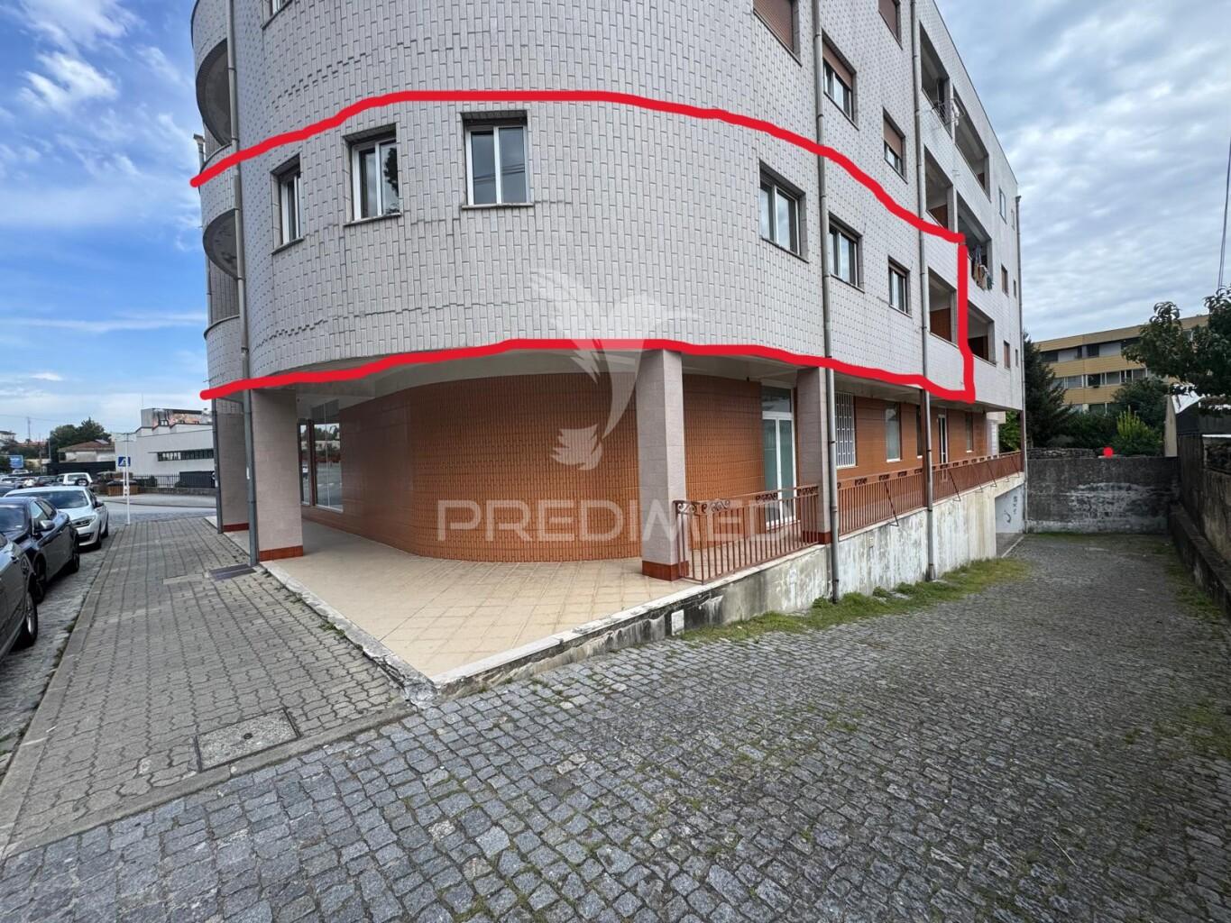 Apartamento t4 no centro das taipas