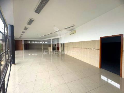 Loja para arrendar - ponte guimarães