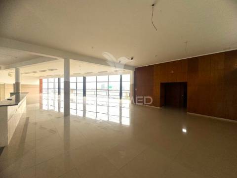 Loja para arrendar - ponte guimarães