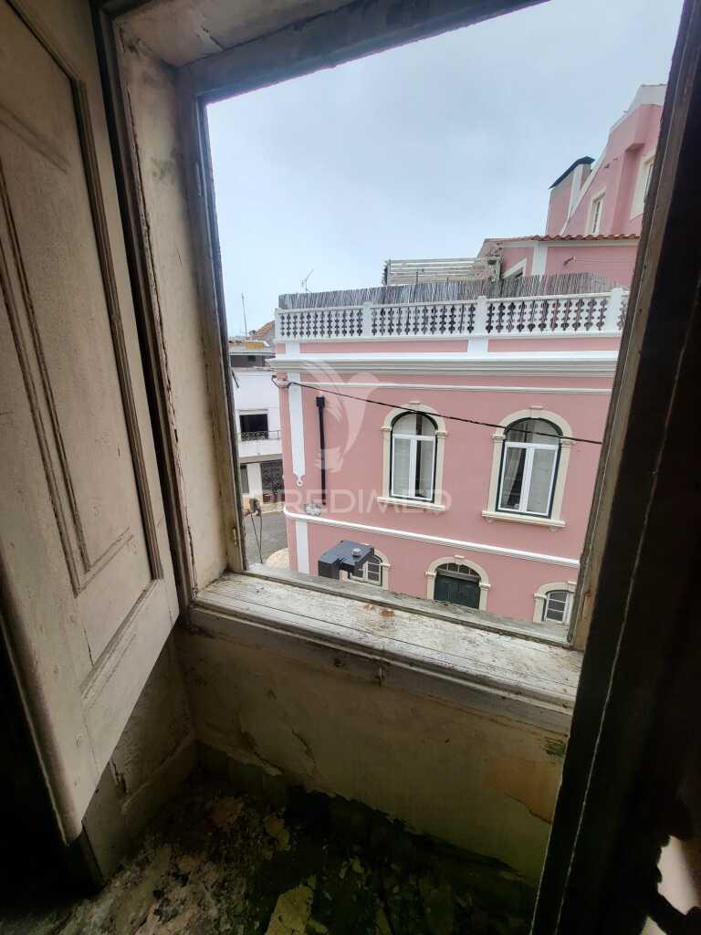 Prédio de 3 andares na ribeira de santarém