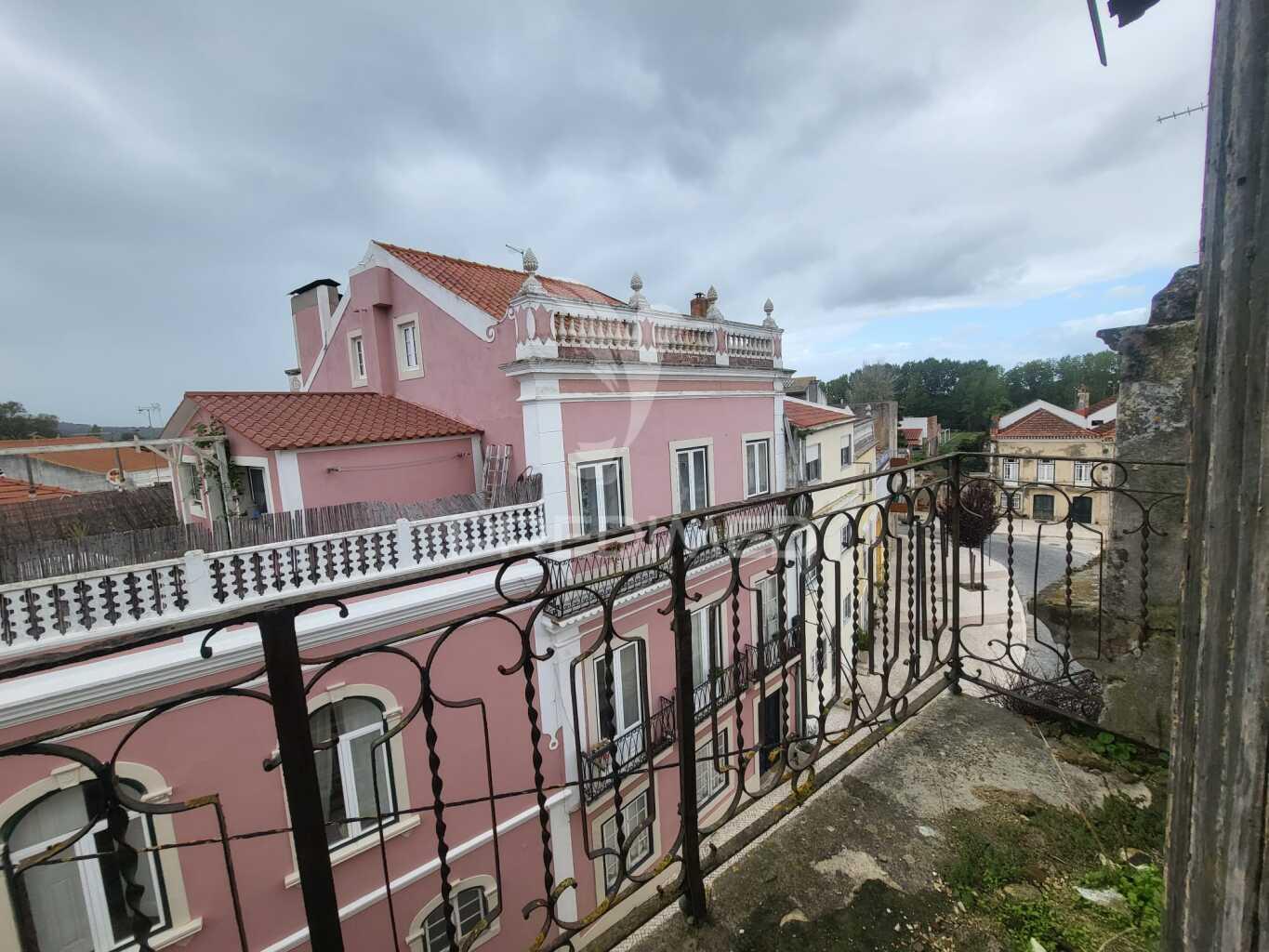 Prédio de 3 andares na ribeira de santarém