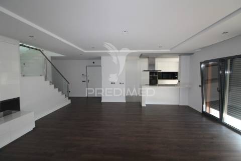 Duplex t3+1 com grandes terraços - montijo