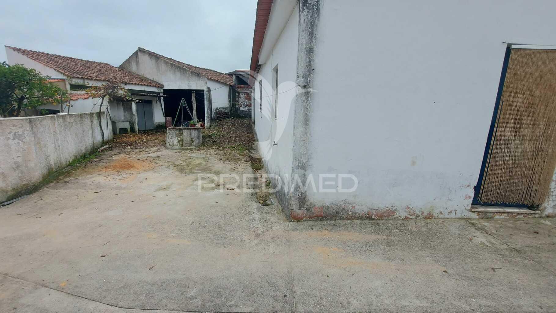 Barracão,anexos para recuperar e garagem na  abrã, santarém.