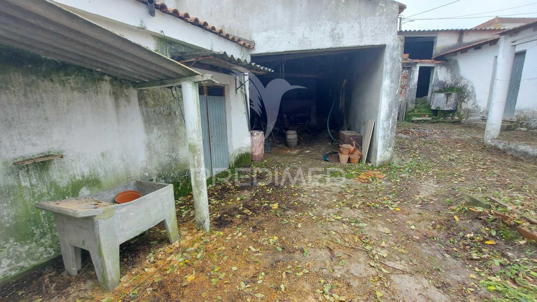 Barracão,anexos para recuperar e garagem na  abrã, santarém.