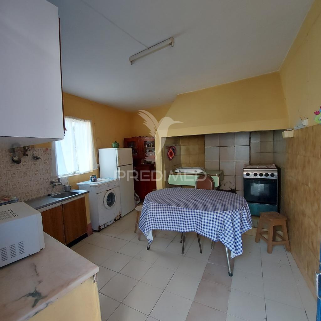 Barracão,anexos para recuperar e garagem na  abrã, santarém.