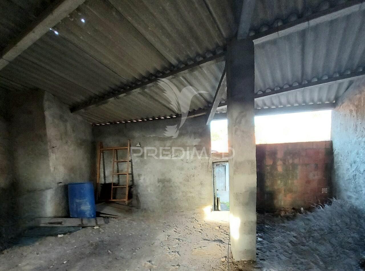 Barracão,anexos para recuperar e garagem na  abrã, santarém.