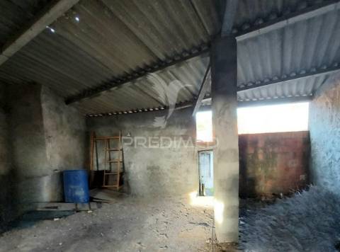 Barracão,anexos para recuperar e garagem na  abrã, santarém.