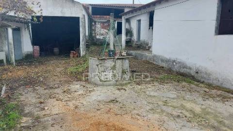 Barracão,anexos para recuperar e garagem na  abrã, santarém.