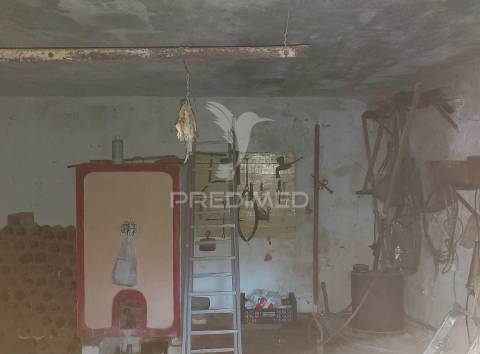 Barracão,anexos para recuperar e garagem na  abrã, santarém.